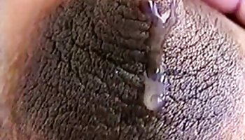 Zierliches Jav Teen Schulmädchen auf der Couch gefickt Sperma auf reife deutsche frauen porn Muschi